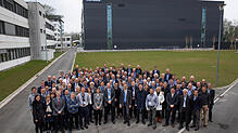 Die Mitglieder des Kernteams zur Fertigung des Wettersatelliten Metop-SG. Die Experten tauschten sich bei Airbus über den ...