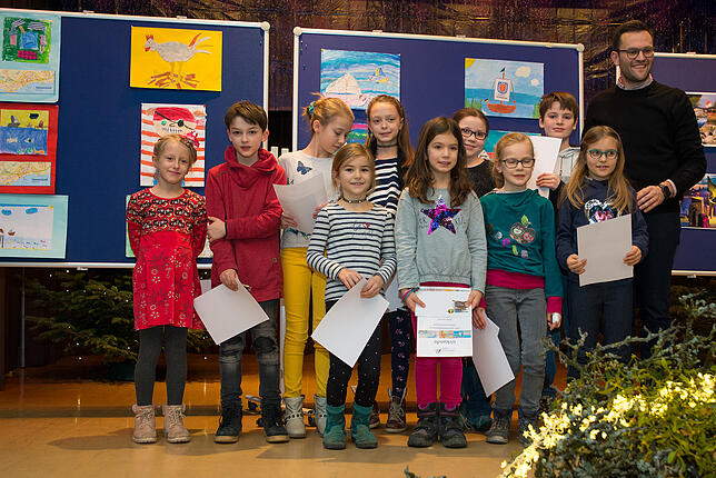 Beim Malwettbewerb haben Sarina, Noah, Letizia, Carla, Emely, Ronja, Annelie, Merle, Bruno und Sophie (von links) mit ihren Bildern ...