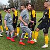 Kicker mit Köpfchen benutzen in Zeiten von Corona die Füße zur Begrüßung &ndash; wie hier die Spieler des TSV Pfullendorf (graue ...