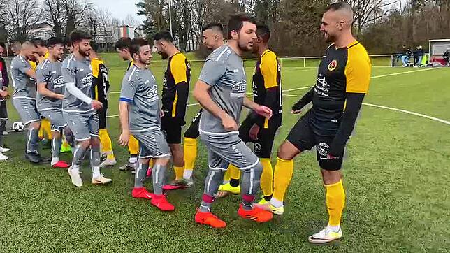 Kicker mit Köpfchen benutzen in Zeiten von Corona die Füße zur Begrüßung &ndash; wie hier die Spieler des TSV Pfullendorf (graue ...
