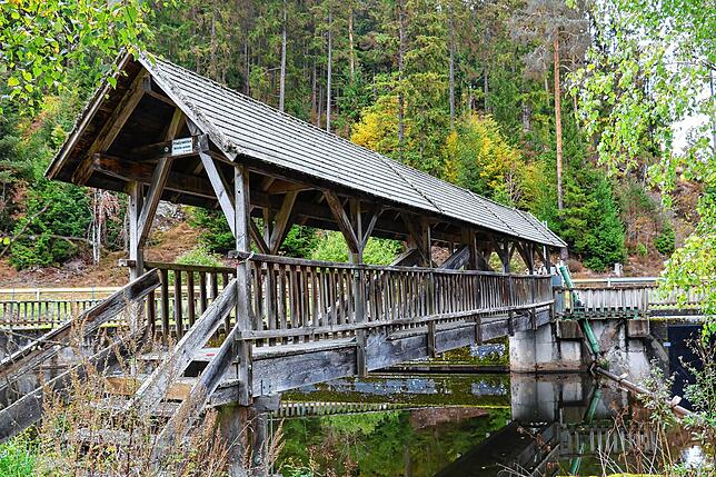 Diese Holzbrücke verbindet die beiden Seiten des Einlaufgeländes von Ernst Zwicks Wasserkraftwerk.