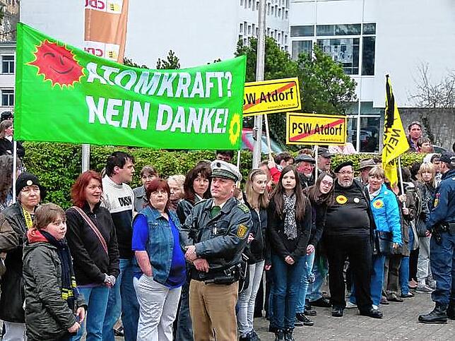 2011: Antonkraftgegner demonstrieren vor der Stadthalle Waldshut beim Besuch der Kanzlerin in Waldshut am 16. März.