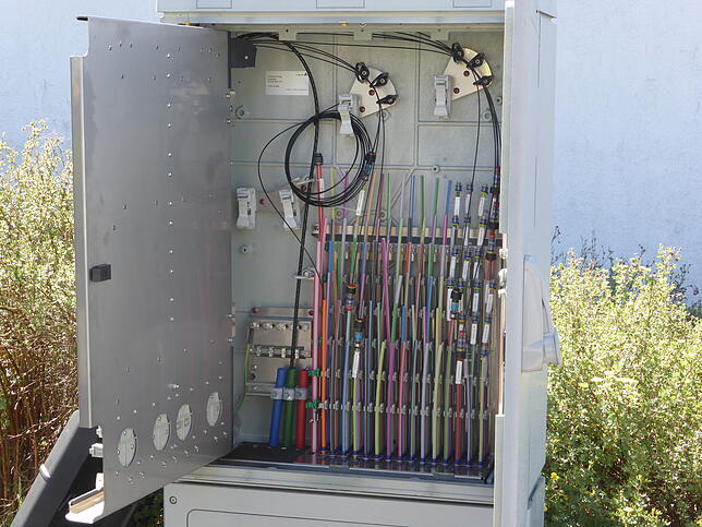 So kommt das Glasfaserkabel ins Haus – Blick in einen Verteilerkasten.