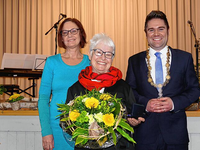 Ursula Jäckle (M., hier mit ihrer Laudatorin Andrea Baumann und Bürgermeister Holger Mayer) konnte für ihr vielfältiges fast ...