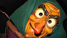 Die Schlosshexen Tiengen sind an Fasnacht in Strohschuhen unterwegs &ndash; und das bei eisigen Temperaturen.