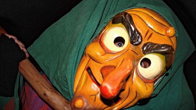Die Schlosshexen Tiengen sind an Fasnacht in Strohschuhen unterwegs &ndash; und das bei eisigen Temperaturen.