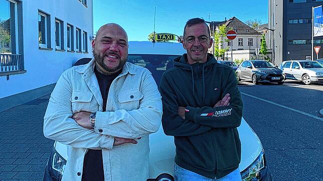Auch wenn sie für das Bild lächeln: Eigentlich ist den Taxiunternehmern Markus Vett (links) und Martin Bösinger nicht nach Lachen ...