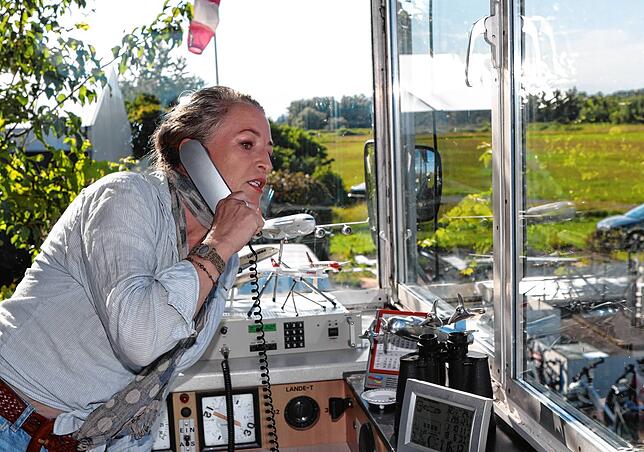 Minky Schweizer, eine der beiden Beauftragten für Luftaufsicht im Konstanzer Tower, setzt den Notruf ab.