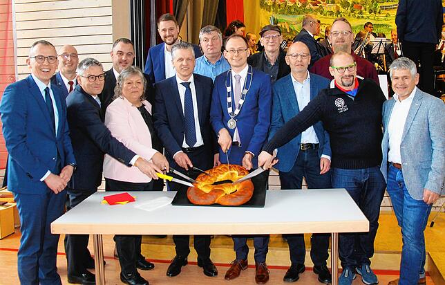 Beim Neujahrsempfang in Döggingen: Gemeinsam wird die Neujahresbrezel angeschnitten. Vorne von links: Sven Hinterseh, Frank Bonath, ...