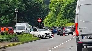 Hier geht es am Samstag, 19. Juli, langsam an der – hier verdeckten – Unfallstelle auf dem rechten Fahrstreifen vorbei. Der Verkehr ...