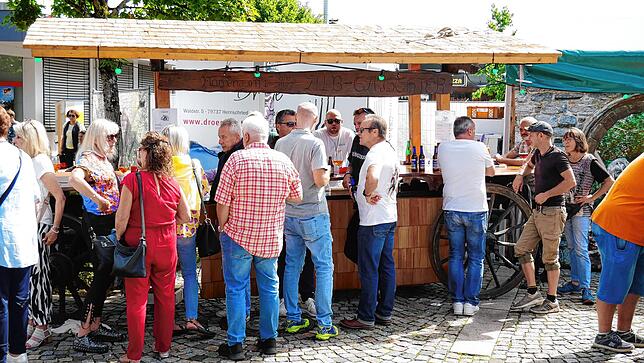 Bild 14: Strahlendes Altweiberwetter beim Albbrucker Dorffest: Tolle Stimmung und buntes Programm