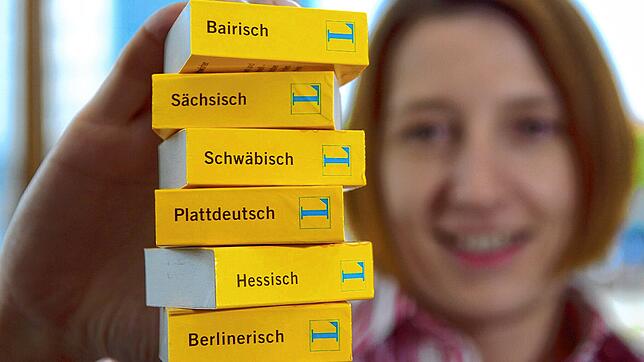 Die deutsche Sprache ist vielfältig: Miniaturausgaben mit verschiedenen deutschen Dialekten (Bairisch, Sächsisch, Schwäbisch, ...