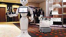 Der Assistenzroboter Pepper im Lobbybereich eines Hotels in Tokio, das für Corona-Patienten mit leichten oder keinen Symptomen ...