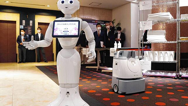 Der Assistenzroboter Pepper im Lobbybereich eines Hotels in Tokio, das für Corona-Patienten mit leichten oder keinen Symptomen ...