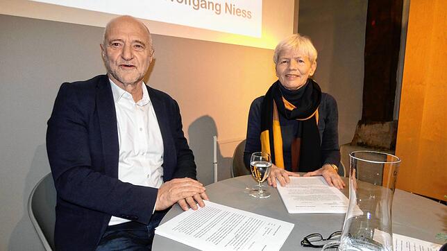 Wolfgang Niess und Christel Freitag weckten beim Bücherherbst die Leselust. Sie stellten 18 Neuerscheinungen vor.