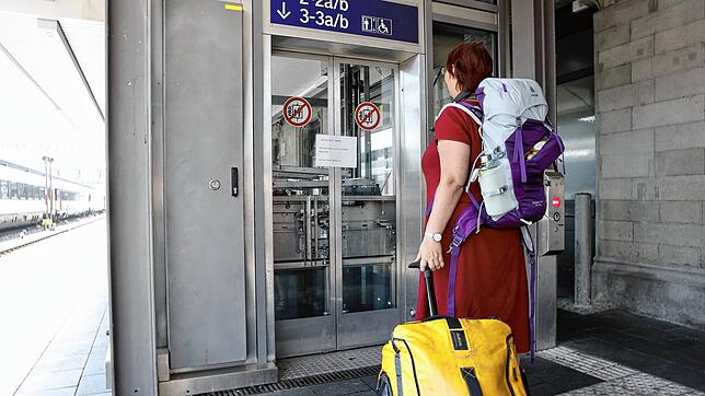 Huch, hier geht es nicht mehr weiter! Dieses Bild bietet sich am Konstanzer Bahnhof immer mal wieder, weil der Aufzug außer Betrieb ist. ...