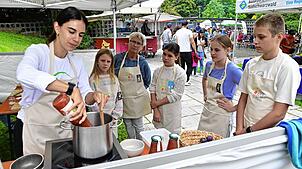 Wie man fruchtigen und gesunden Ketchup selbst herstellen kann, lernen die Teilnehmer in der Naturpark-Kochschule bei Marie Wassermann.