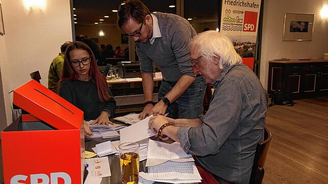 Die Wahlkommission hatte alle Hände voll zu tun: Die SPD Ortsvereine Friedrichshafen, Ailingen und Kluftern nominierten ihre Kandidaten ...