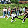 Schwerer Stand: Der Rheinfelder Torschütze Denis Omerovic (links) und sein Mannschaftskollege Alessandro Guglielmelli (rechts) müssen ...