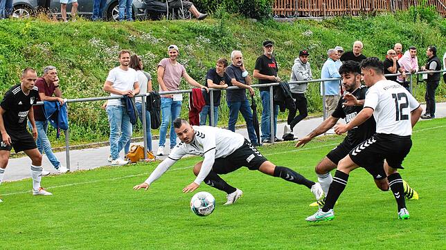 Schwerer Stand: Der Rheinfelder Torschütze Denis Omerovic (links) und sein Mannschaftskollege Alessandro Guglielmelli (rechts) müssen ...