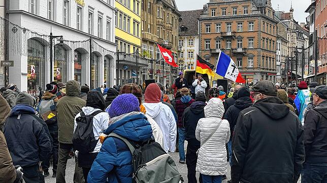Rund 60 Teilnehmer kamen laut Polizeiangaben am Montag, 8. Januar, auf der Markstätte zur &bdquo;Friedens-Demo&ldquo; zusammen.