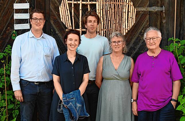 Sie sprechen über Christian Mende und seine Arbeit (von links): Lars Heinzl (Stadtbaumeister), Susen Katter (Bürgermeisterin), Kim ...