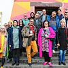 Links: Künstler und Gäste vor dem Künstlerhaus Anra in Lottstetten.  Bilder: Ingrid Ploss
