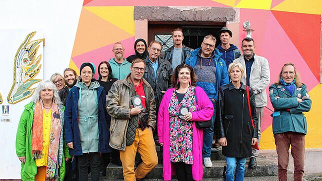 Links: Künstler und Gäste vor dem Künstlerhaus Anra in Lottstetten.  Bilder: Ingrid Ploss
