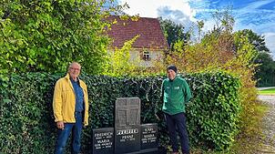 Fritz Pfeiffer (links), Neffe des Kaufmanns Franz Pfeiffer und Museumsleiter Dr. Jochen Schicht bei der symbolischen Übergabe des ...