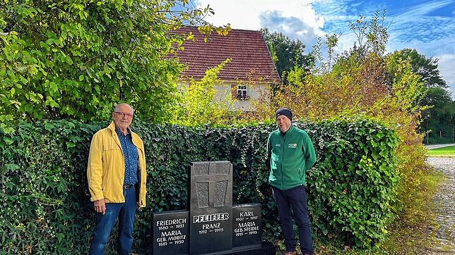 Fritz Pfeiffer (links), Neffe des Kaufmanns Franz Pfeiffer und Museumsleiter Dr. Jochen Schicht bei der symbolischen Übergabe des ...