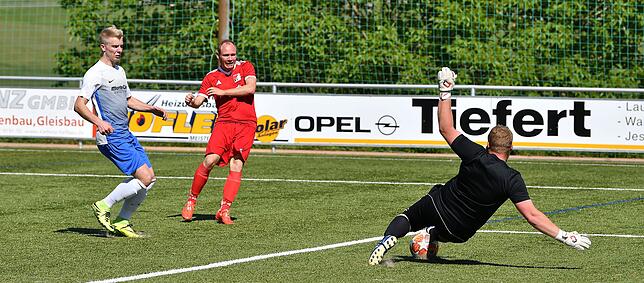 Bild 14: FC RW Weilheim rettet sich dank eines 11:2-Sieges gegen die Spvgg. Brennet-Öflingen &ndash; und wir haben Bilder!