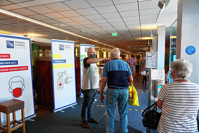 Bitte Mundschutz auf und einmal Fieber messen am „Besucher“-Eingang: Auch jeder Gast im Klinikum wird erfasst und ...