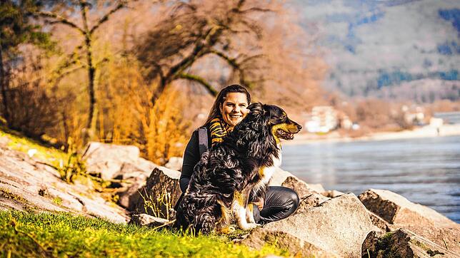 Carolin Welsch und der achtjährige Australian Shepherd Merlin am Rheinufer in Bad Säckingen.