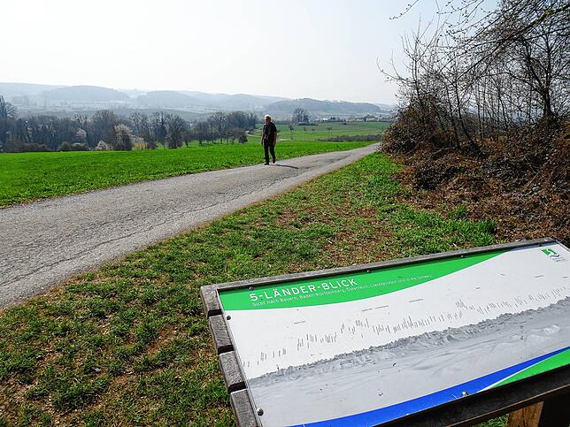 Neue Info-Tafel am „Fünfländerblick“: Hier sind die Namen aller Berggipfel nachzulesen, die bei guter Sicht von hier aus zu ...