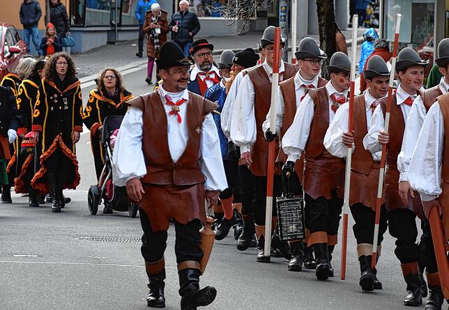 Bild 15: Bilder vom Narrenbaum-Umzug in Stockach mit Schaulustigen