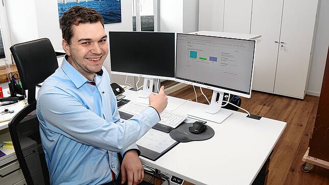 Mönchweilers Rechnungsamtsleiter Alexander Pfliegensdörfer hat beim Blick auf das Wutacher Wahlergebnis auf seinem Monitor gut Lachen. ...