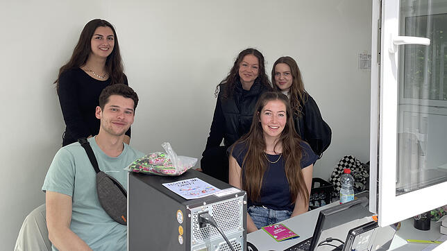 Lukas Greinacher, Ece Bodur, Anna Bocage, Suniva Christner und Anastasia Köster (von links) unterstützen das Campus-Festival beim ...
