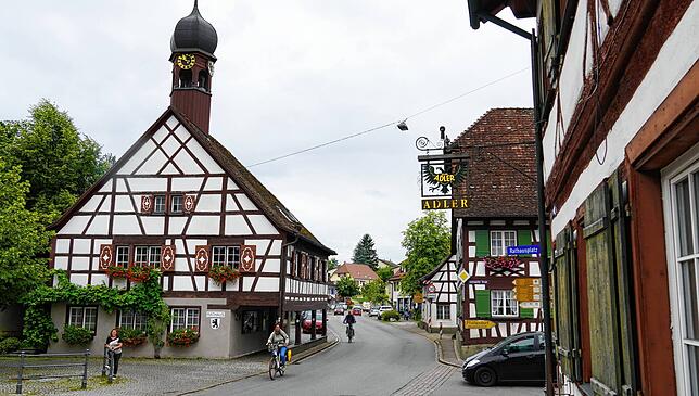 Das Rathaus in Bermatingen wurde laut Datierung am Eckständer 1745 errichtet. Das Gebäude ist ein geschütztes Kulturdenkmal.