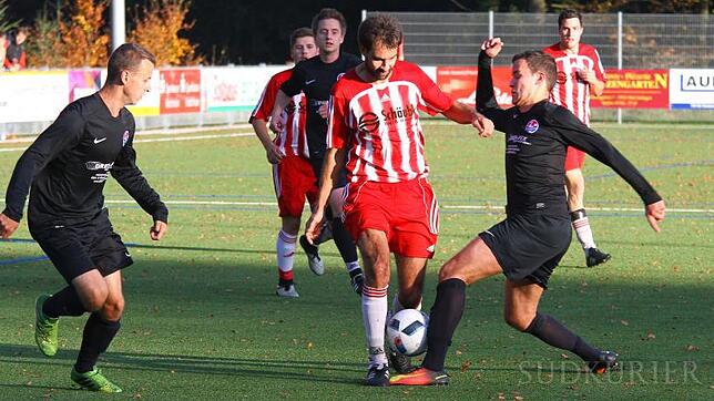 Ausgebremst: Martin Albiez (links, gegen Domenik Dürrschnabel) und der FC Bergalingen ließen sich trotz guter Vorstellung vom FC ...