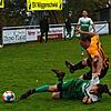Da geht&lsquo;s zur Sache: Philipp Illmann vom SV Waldhaus (im grünen Trikot) stoppt noch im Fallen Stefan Zanotti vom SV Nöggenschwiel. ...