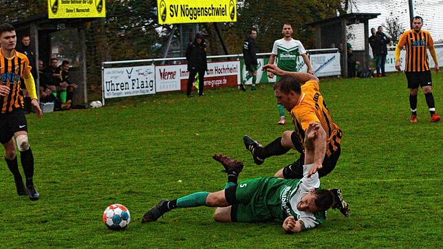 Da geht&lsquo;s zur Sache: Philipp Illmann vom SV Waldhaus (im grünen Trikot) stoppt noch im Fallen Stefan Zanotti vom SV Nöggenschwiel. ...