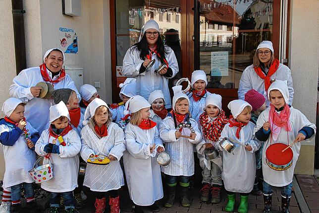 Vor dem Kindergarten Oberalpfen: Alles bereit? Dann kann`s losgehn.