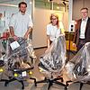 Die Bürostühle sind da! Das Gemeindepsychiatrische Zentrum sitzt neu in Stromeyersdorf. Fachleute wie (von links) Tobias Flemming ...