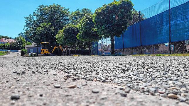Der Parkplatz vor dem Tennisplatz am Osterholz: Hier lag der 85-jährige Klaus Krombholz mit dem Gesicht im Kies, als ihn mehrere Beamte ...