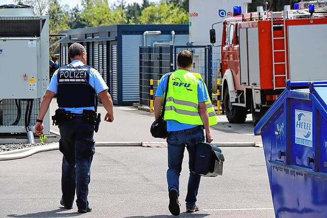 Ein Mitarbeiter der Bundesstelle für Flugunfalluntersuchung (neongelbe Schutzweste) ist um kurz vor 14 Uhr in Mönchweiler eingetroffen ...