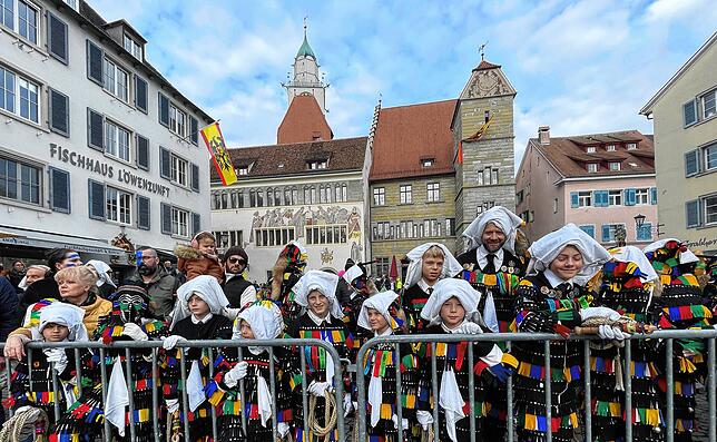 Bild 11: Große und kleine Hänsele ließen die Karbatschen in Überlingen knallen