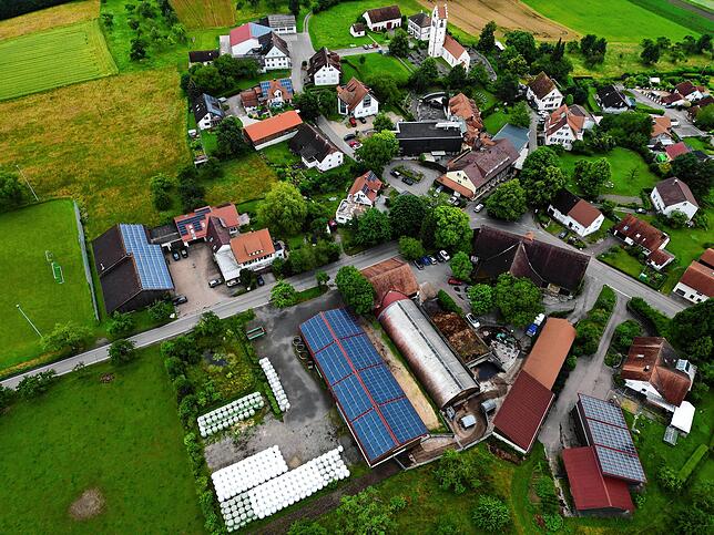 Alles in einem Ort: Vom Bauernhof (Bildvordergrund) zur Hotelküche (Bildmitte) in Limpach sind es nur wenige Meter.