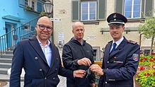 Eine symbolische Handlung (von links): Bürgermeister Oliver Gortat übergibt den Schlüssel für den neuen Mannschaftstransportwagen an ...