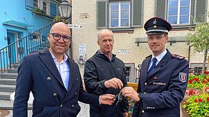 Eine symbolische Handlung (von links): Bürgermeister Oliver Gortat übergibt den Schlüssel für den neuen Mannschaftstransportwagen an ...