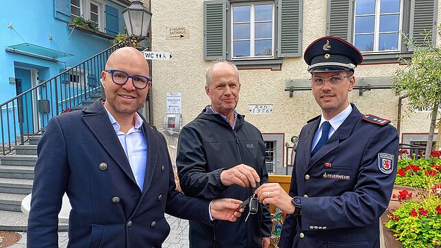Eine symbolische Handlung (von links): Bürgermeister Oliver Gortat übergibt den Schlüssel für den neuen Mannschaftstransportwagen an ...